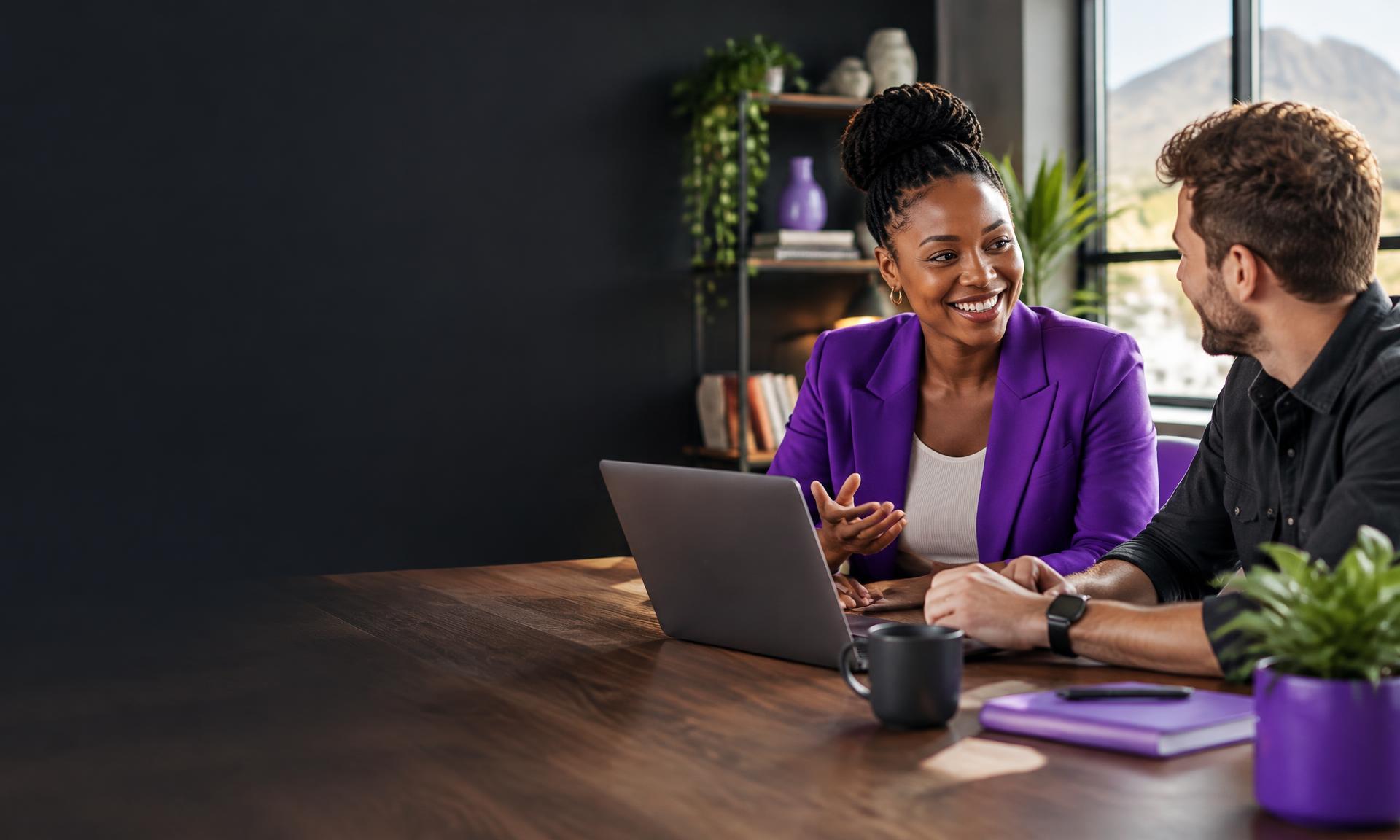 Business owner and digital specialist in conversation